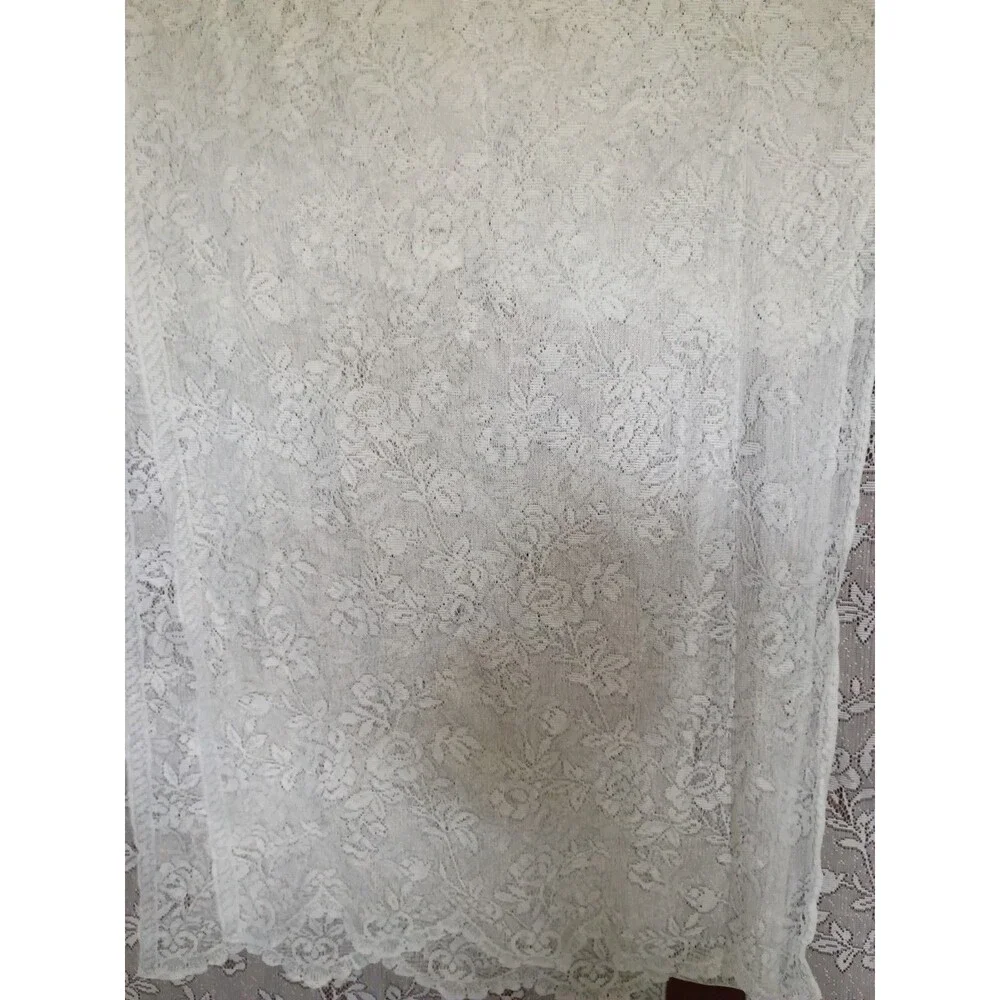 Floral lace curtain 3 Piece delicate rose pattern with a scalloped Edge Vnt